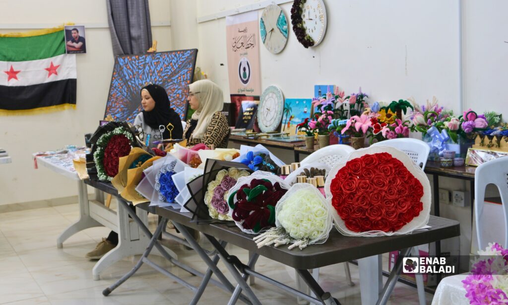 نساء يعرضن منتجاتهن اليدوية خلال “بازار أنامل الخير” في المركز الثقافي بمدينة داريا