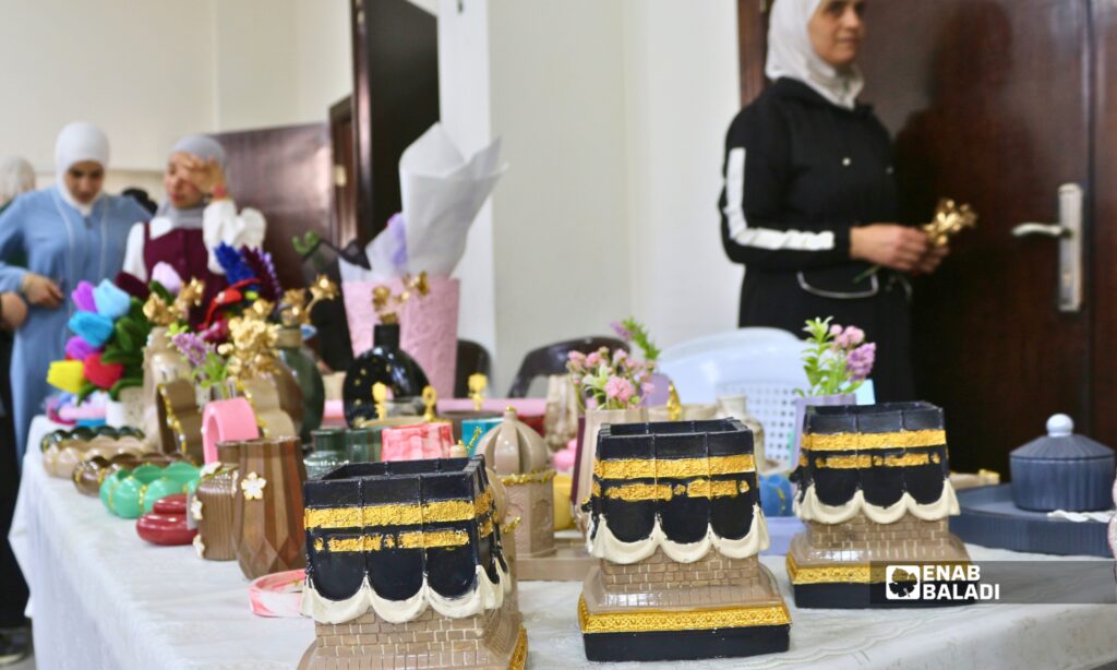 بازار "أنامل الخير" في داريا.. حرف يدوية وفرصة للاعتماد على النفس 24 نساء يعرضن منتجاتهن اليدوية خلال “بازار أنامل الخير” في المركز الثقافي بمدينة داريا