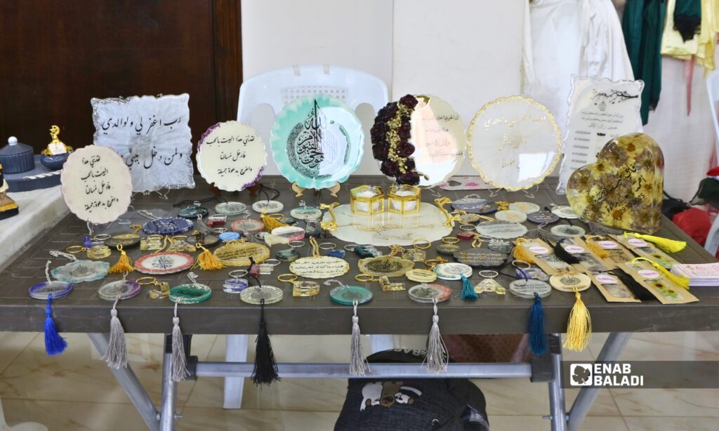بازار "أنامل الخير" في داريا.. حرف يدوية وفرصة للاعتماد على النفس 22 نساء يعرضن منتجاتهن اليدوية خلال “بازار أنامل الخير” في المركز الثقافي بمدينة داريا