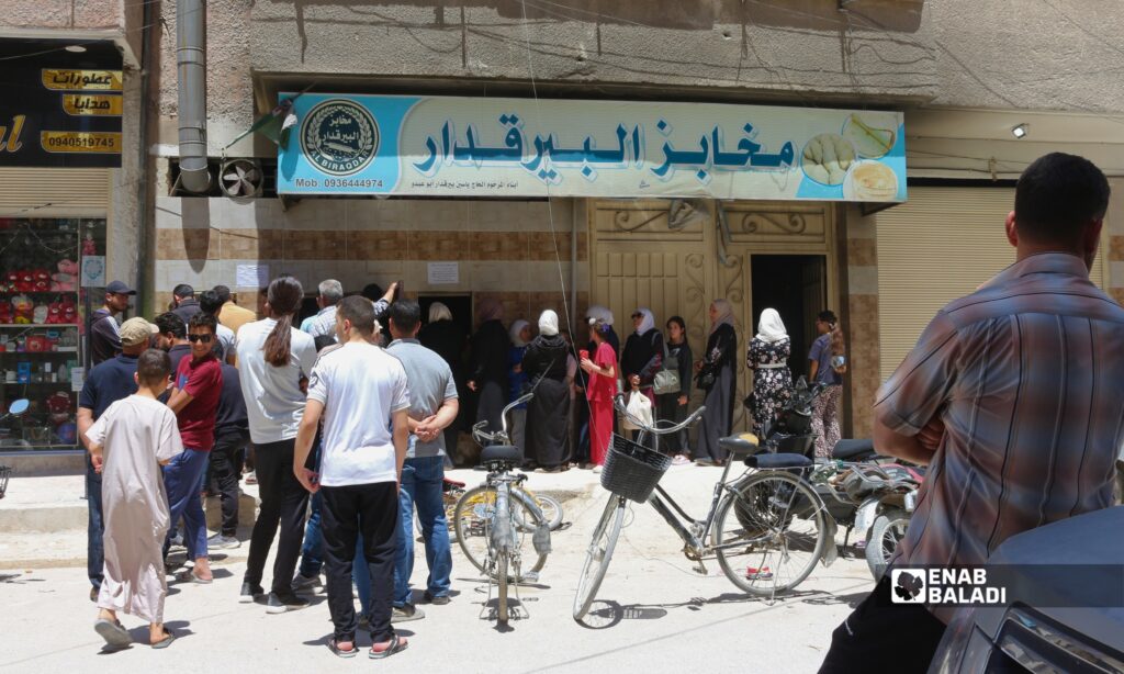 ازدحام أمام مخابز بيراقدار في داريا بالتزامن مع شراء الخبز قبل عطلة عيد الأضحى