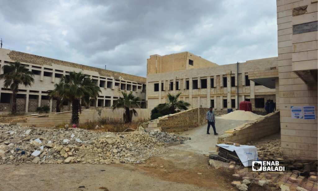 مبنى مستشفى داريا الوطني خلال أعمال ترميم وتجهيز قسم الإسعاف ضمن المرحلة الأولى من إعادة التأهيل في المدينة