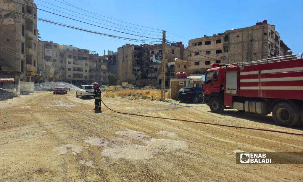 صهريج مياه يرش أحد شوارع داريا ضمن أعمال ترطيب الطرقات والساحات قبل عيد الأضحى