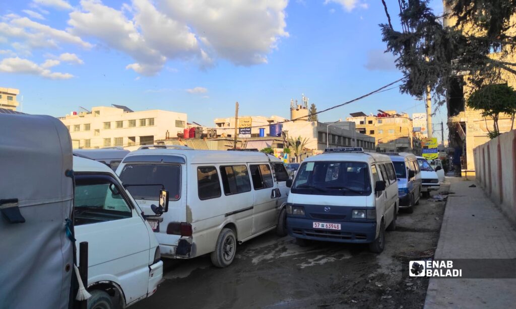 المواصلات العامة في داريا.. تعرفة لا ترضي الركاب وأجرة لا تكفي السائقين 13 سرافيس مصطفة على أحد خطوط النقل في مدينة داريا