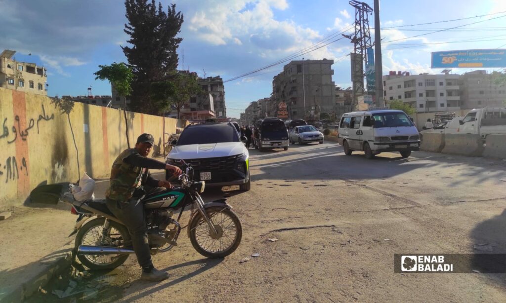 المواصلات العامة في داريا.. تعرفة لا ترضي الركاب وأجرة لا تكفي السائقين 15 سرافيس مصطفة على أحد خطوط النقل في مدينة داريا