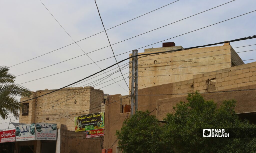 أسلاك كهرباء متقاربة على عمود في شارع الكورنيش بداريا