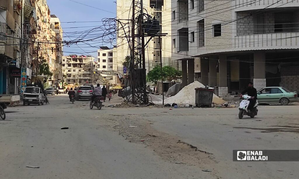 حفر وتآكل في طبقة الطريق بأحد شوارع داريا تعيق حركة السيارات