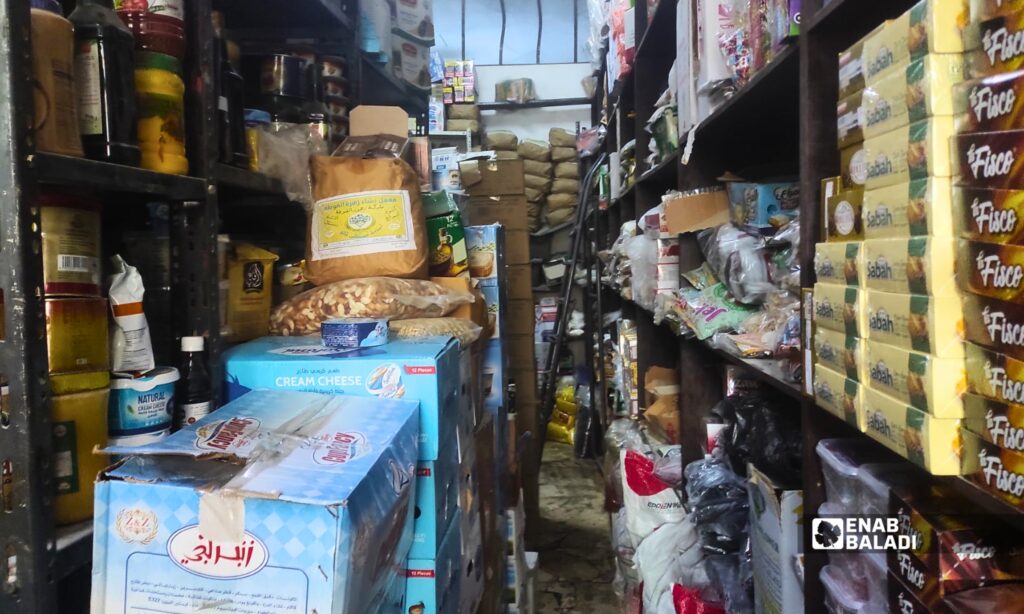 مواد غذائية مكدسة داخل محل جملة في داريا مع تراجع حركة البيع