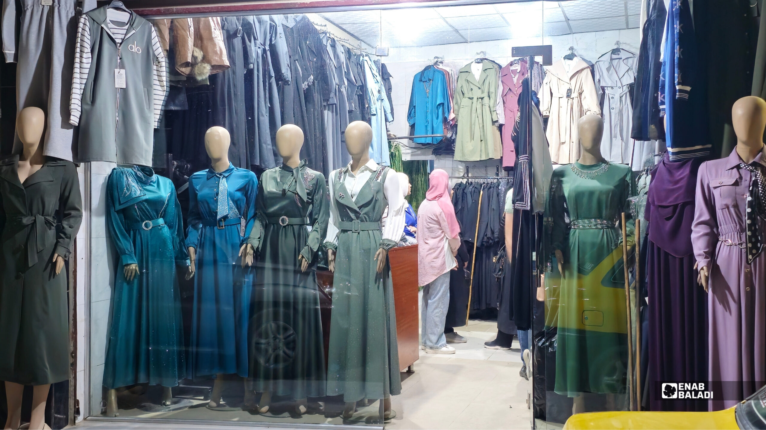 سوق عجم.. حكاية حارة صغيرة صنعت ذاكرة التجارة في داريا 16 صورة تظهر زبائن في أحد محلات سوق عجم - داريا - 20 أيار/ مايو 2026 - عنب بلدي