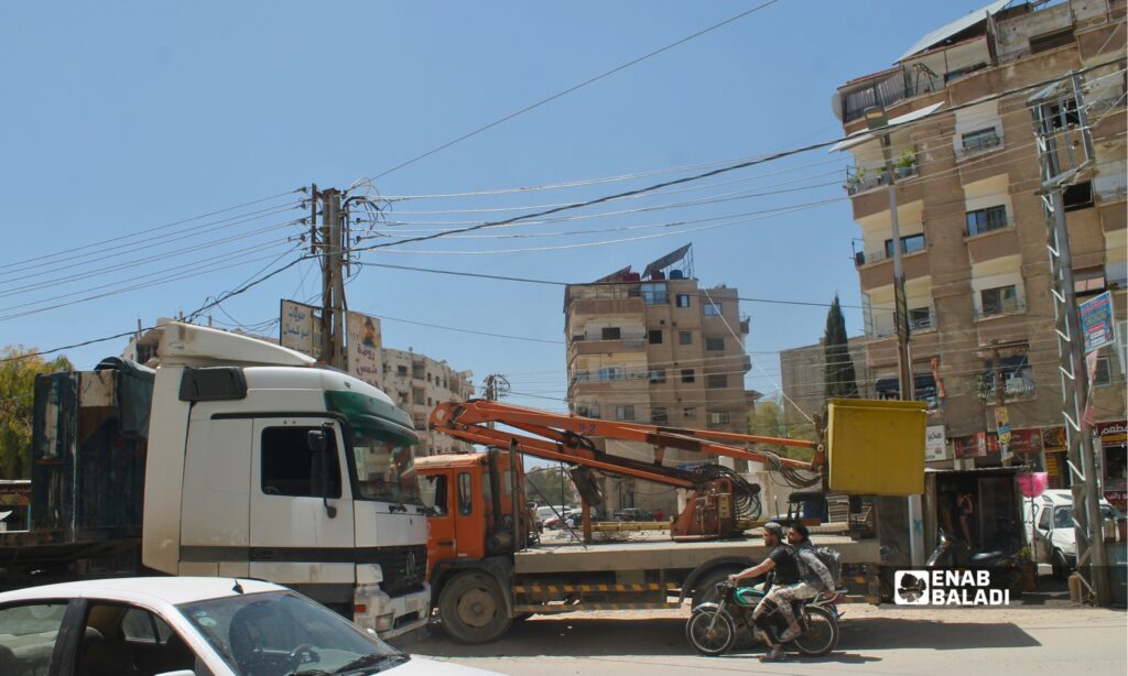 ورشات كهرباء تعمل على صيانة وتمديد شبكة الكهرباء في ساحة شريدي بمدينة داريا