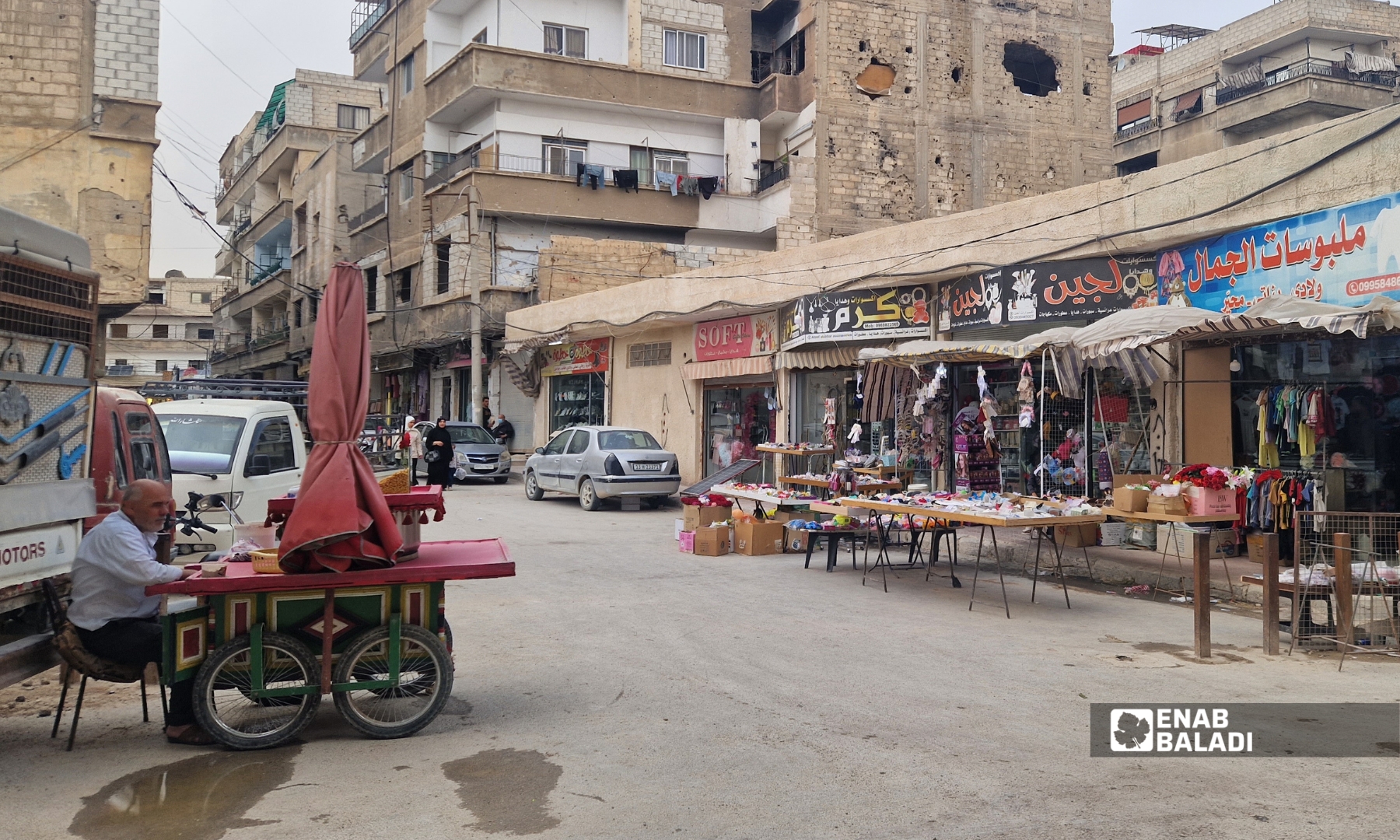 سوق عجم.. حكاية حارة صغيرة صنعت ذاكرة التجارة في داريا 17 عربة الفول والبليلة لصاحبها أبو أحمد الخلد عند مدخل سوق عجم - عنب بلدي