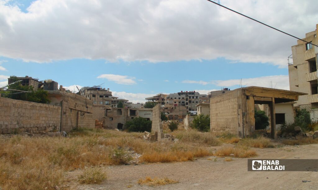 أرض جافة وبقايا منازل مدمرة في داريا 