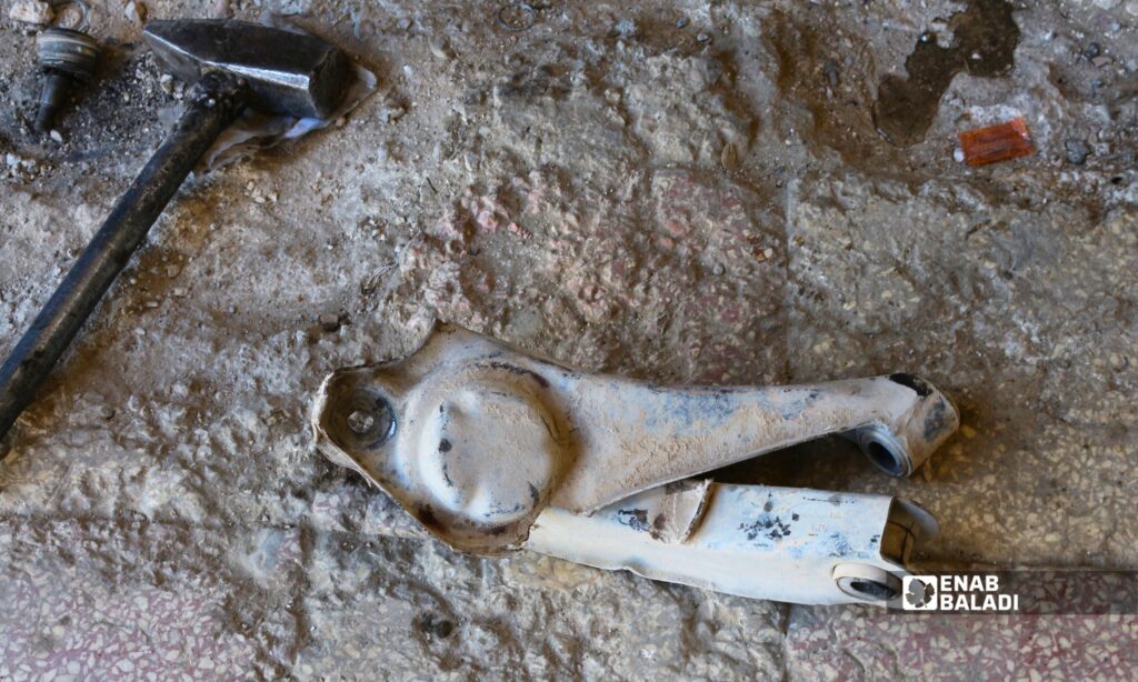 إصلاح قطعة متضررة في ورشة صيانة في داريا 