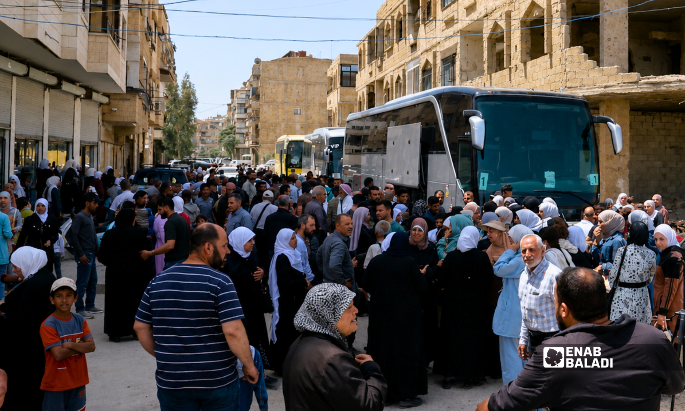 حجاج من داريا يستعدون للصعود إلى الحافلات المتجهة إلى مطار دمشق ضمن أولى قوافل الحج - 9 نيسان 2026 (عنب بلدي)
