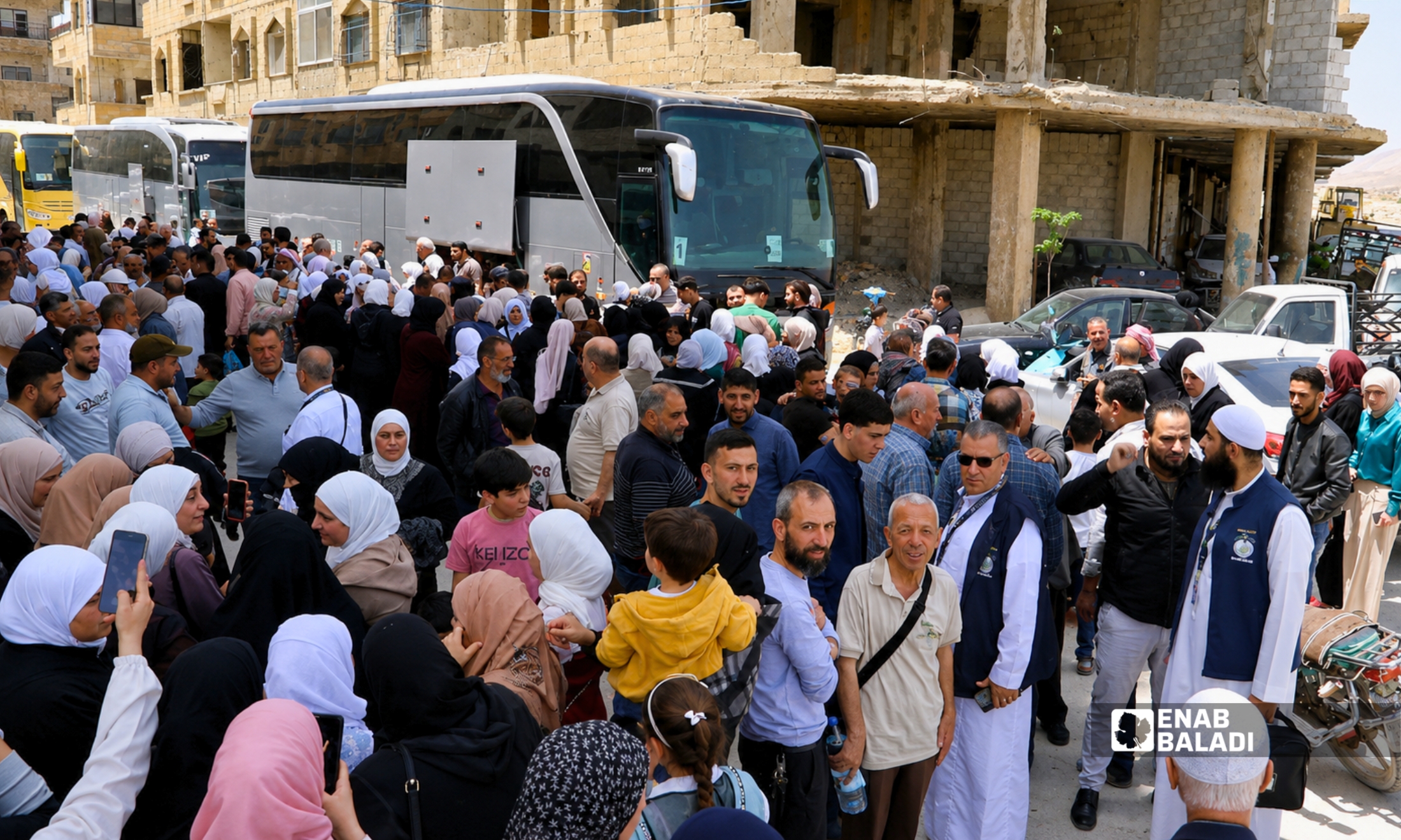 حجاج من داريا يستعدون للصعود إلى الحافلات المتجهة إلى مطار دمشق ضمن أولى قوافل الحج - 9 نيسان 2026 (عنب بلدي)
