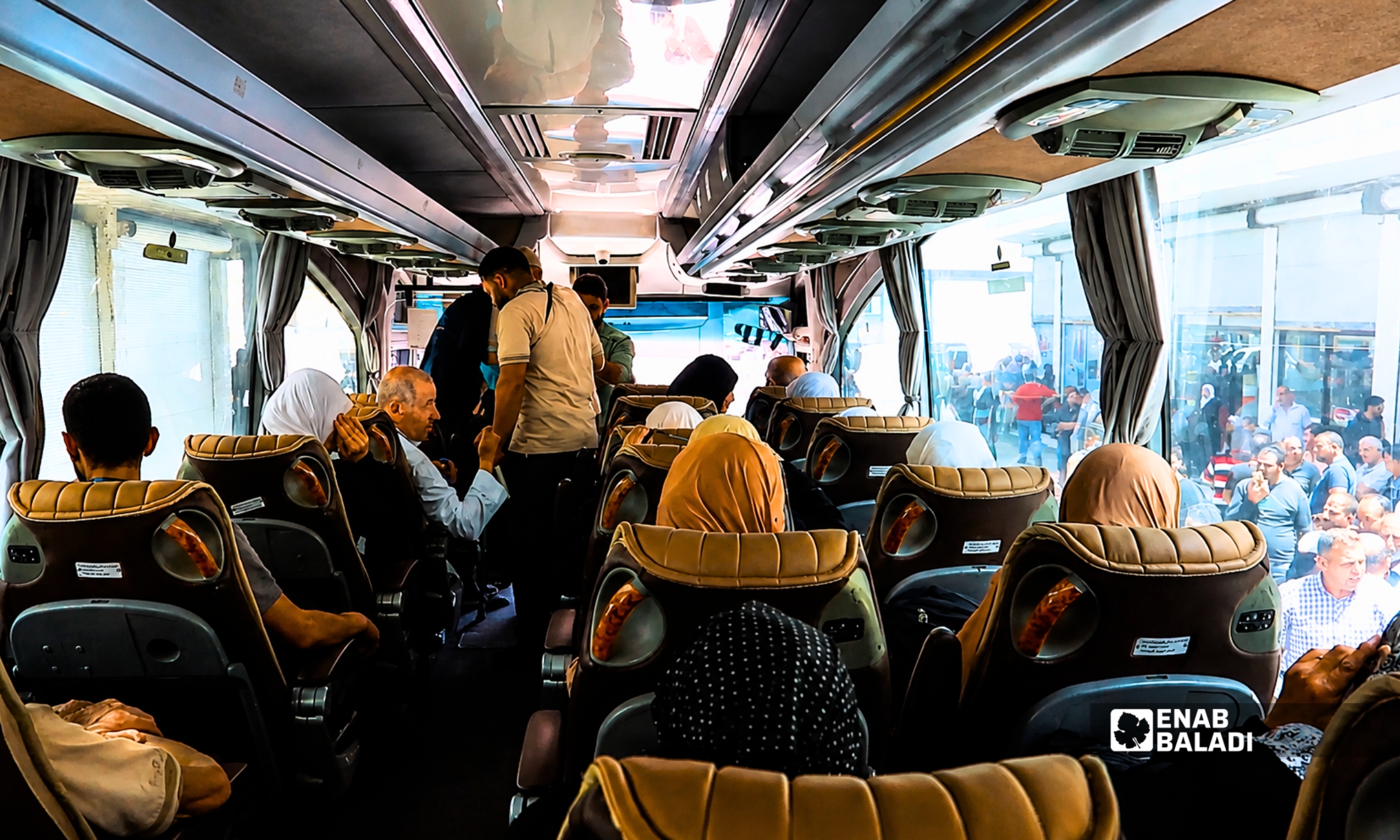 حجاج من داريا يستعدون للصعود إلى الحافلات المتجهة إلى مطار دمشق ضمن أولى قوافل الحج - 9 نيسان 2026 (عنب بلدي)