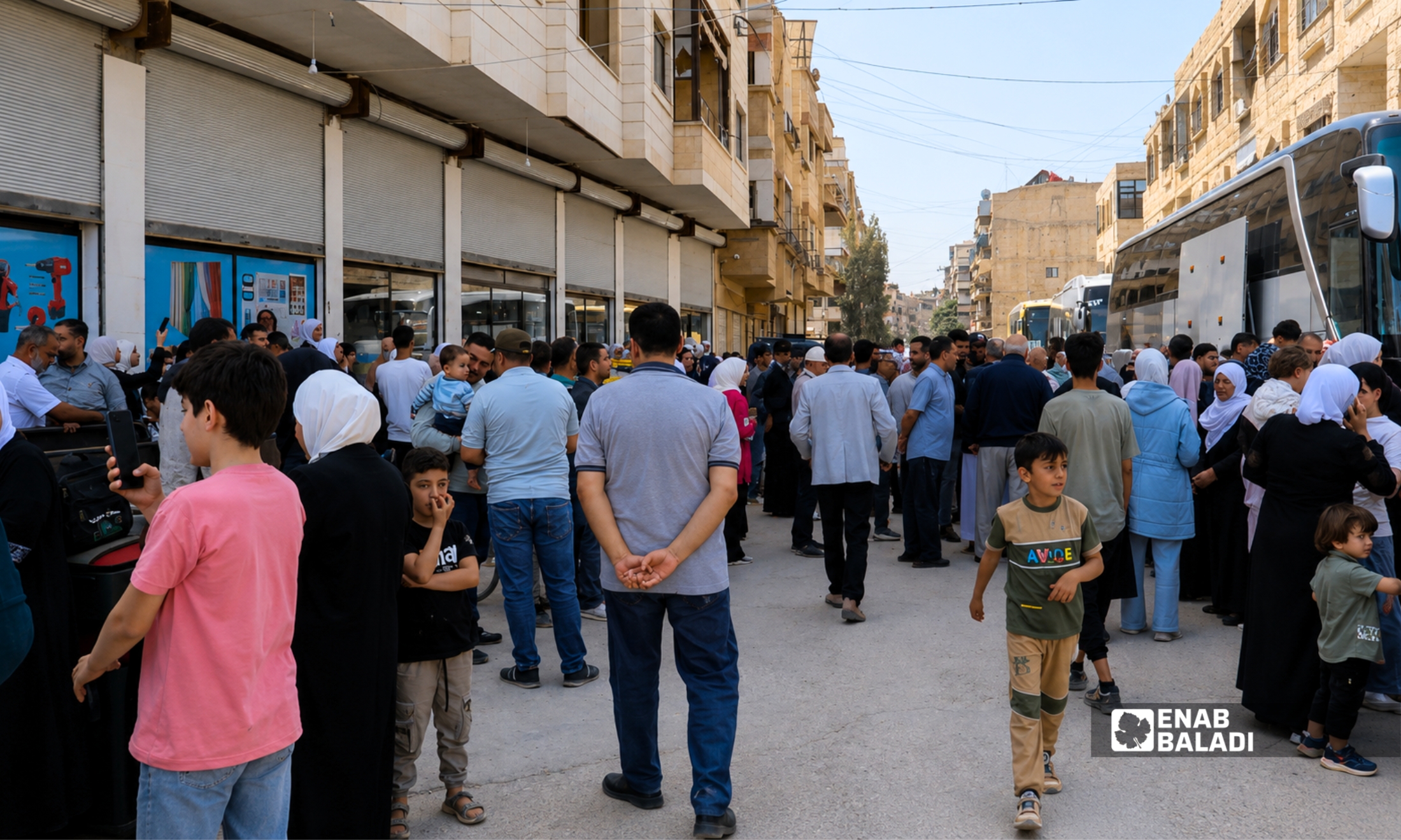 حجاج من داريا يستعدون للصعود إلى الحافلات المتجهة إلى مطار دمشق ضمن أولى قوافل الحج - 9 نيسان 2026 (عنب بلدي)