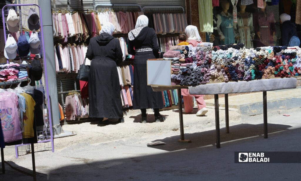 بسطات ومحال لبيع الألبسة ومستلزمات العيد في أحد أسواق داريا