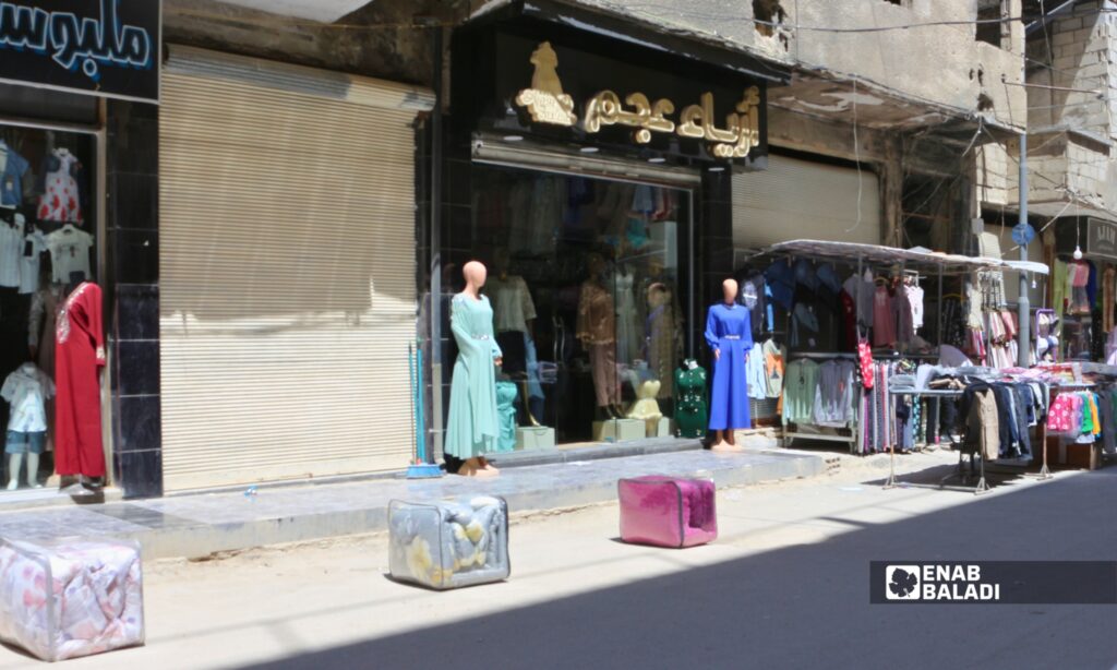 بسطات ومحال لبيع الألبسة ومستلزمات العيد في أحد أسواق داريا