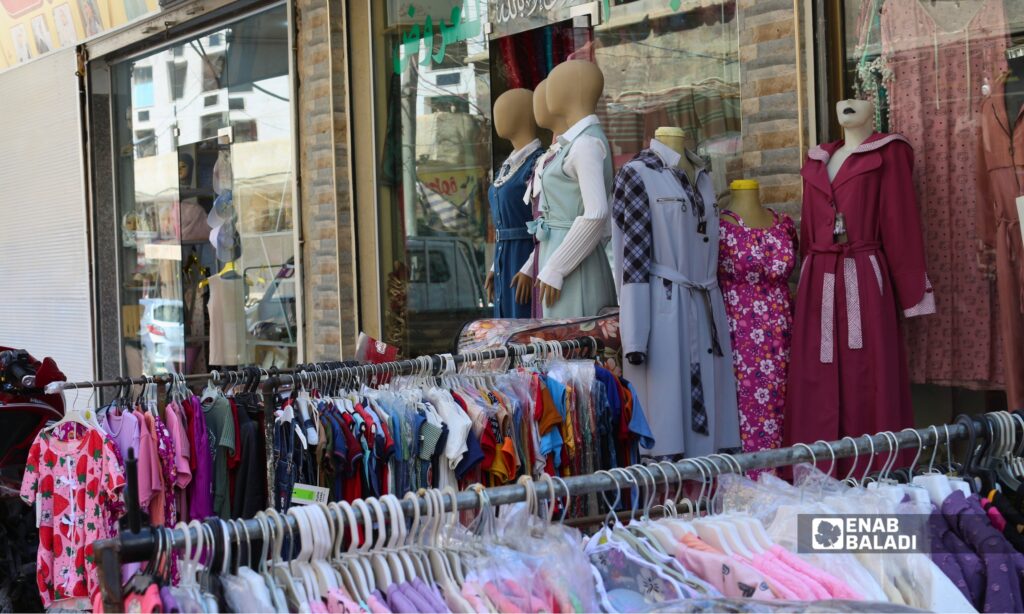 بسطات ومحال لبيع الألبسة ومستلزمات العيد في أحد أسواق داريا