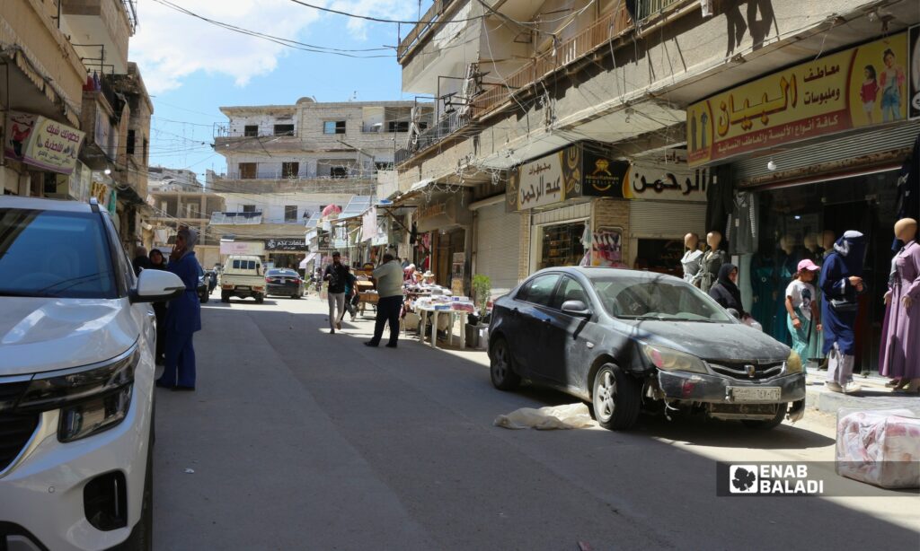 بسطات ومحال لبيع الألبسة ومستلزمات العيد في أحد أسواق داريا