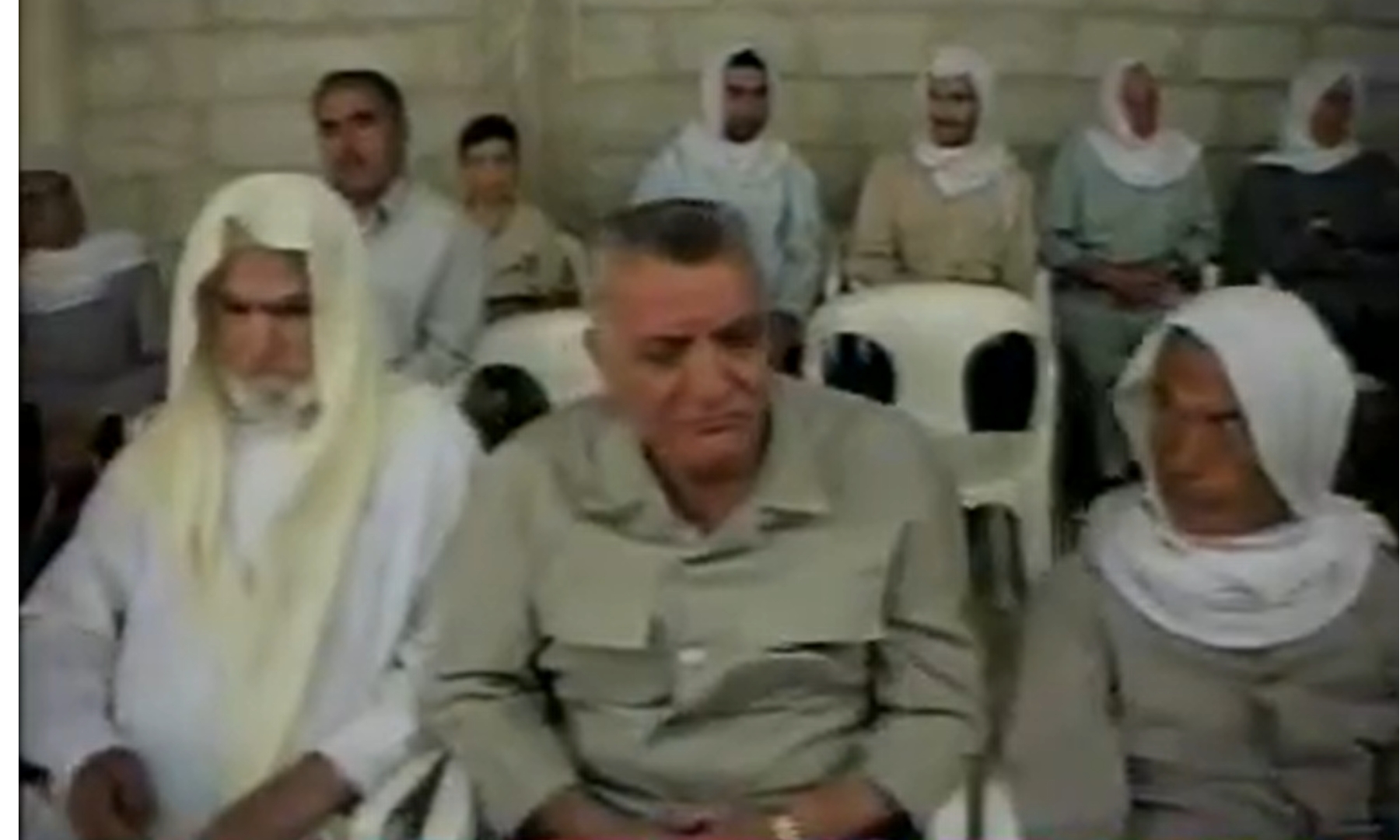 سوق عجم.. حكاية حارة صغيرة صنعت ذاكرة التجارة في داريا 13 لقطة من عرس لعائلة خولاني في داريا عام 2002 - تظهر غطاء الرأس للرجال في المناسبات