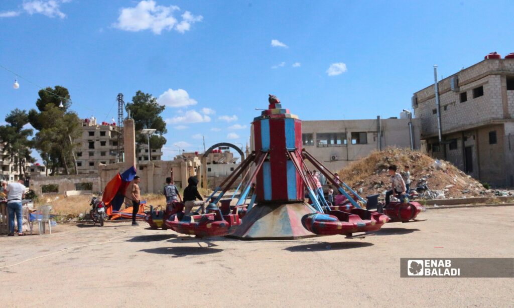أطفال وعائلات في موقع احتفالات العيد الجديد بمدينة داريا 