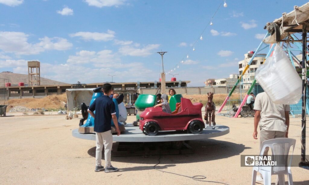 أطفال وعائلات في موقع احتفالات العيد الجديد بمدينة داريا 