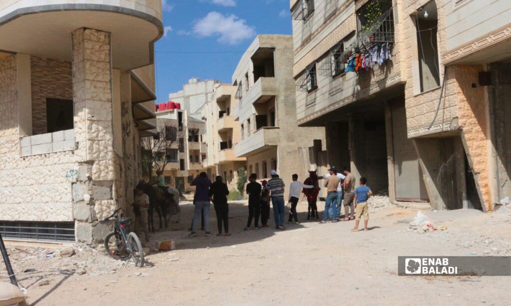 أطفال حول أحصنة للتنزه في أحد شوارع داريا بالتزامن مع احتفالات عيد الأضحى