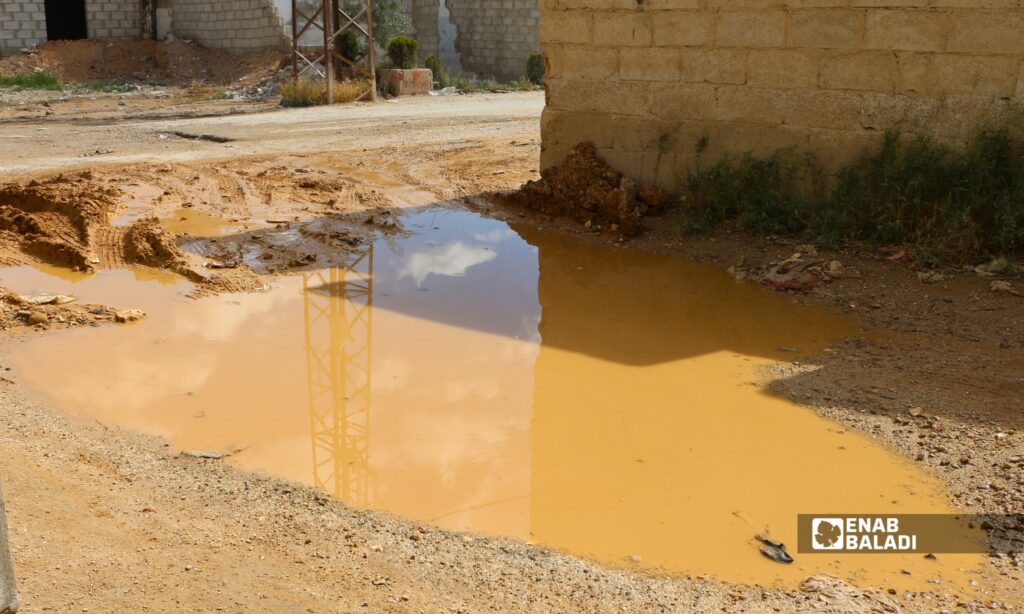 تجمع مياه ملوثة تعيق حركة السكان في أحد أحياء داريا