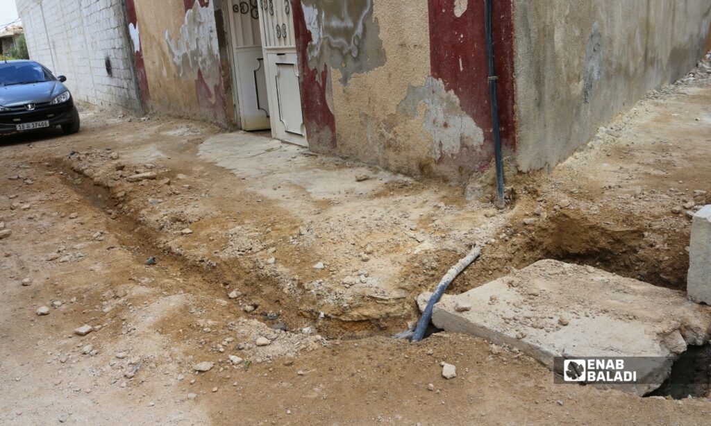 حفريات قرب أحد المنازل في داريا نتيجة أعمال على شبكة الصرف الصحي