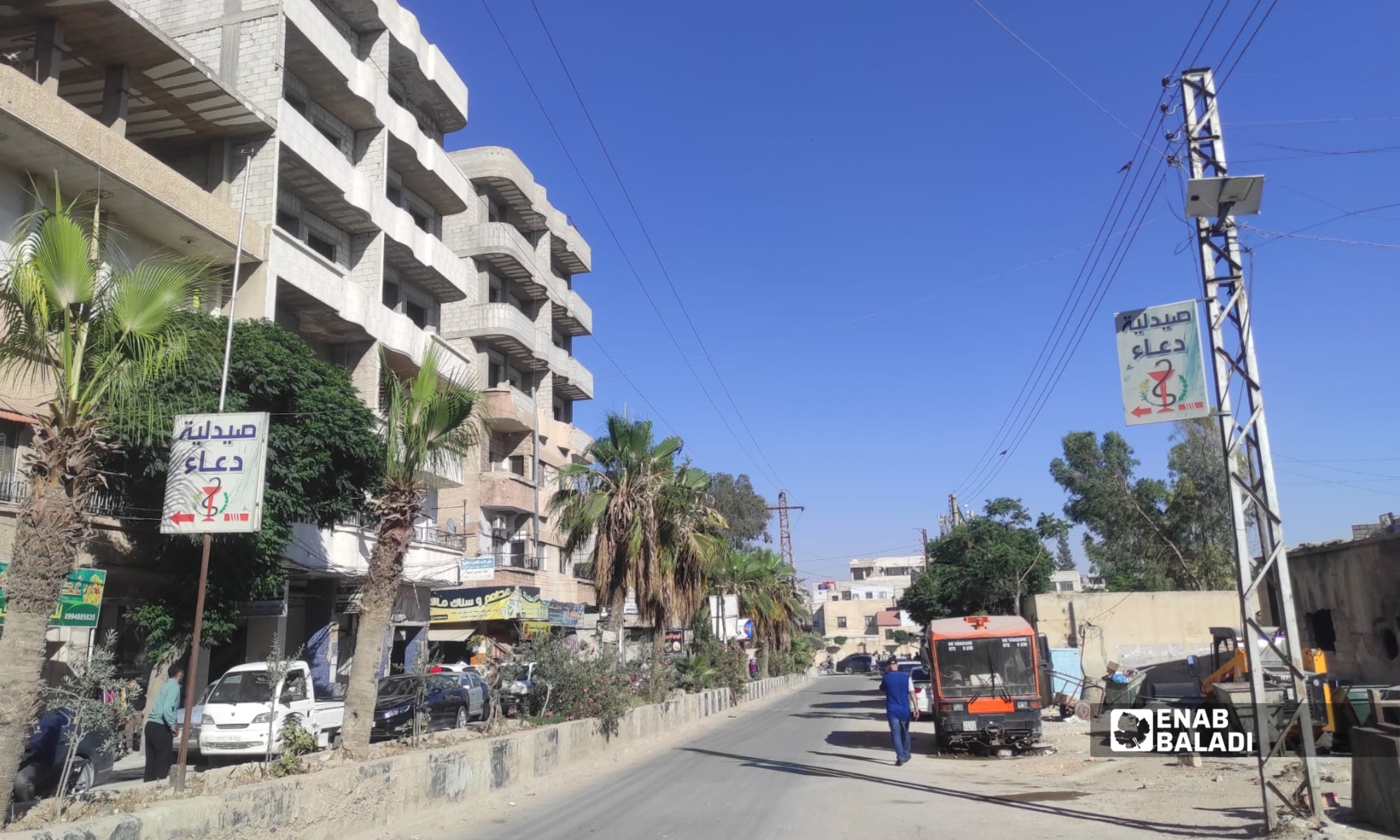 شارع في مدينة داريا يفتقر إلى الظل نتيجة محدودية الغطاء النباتي
