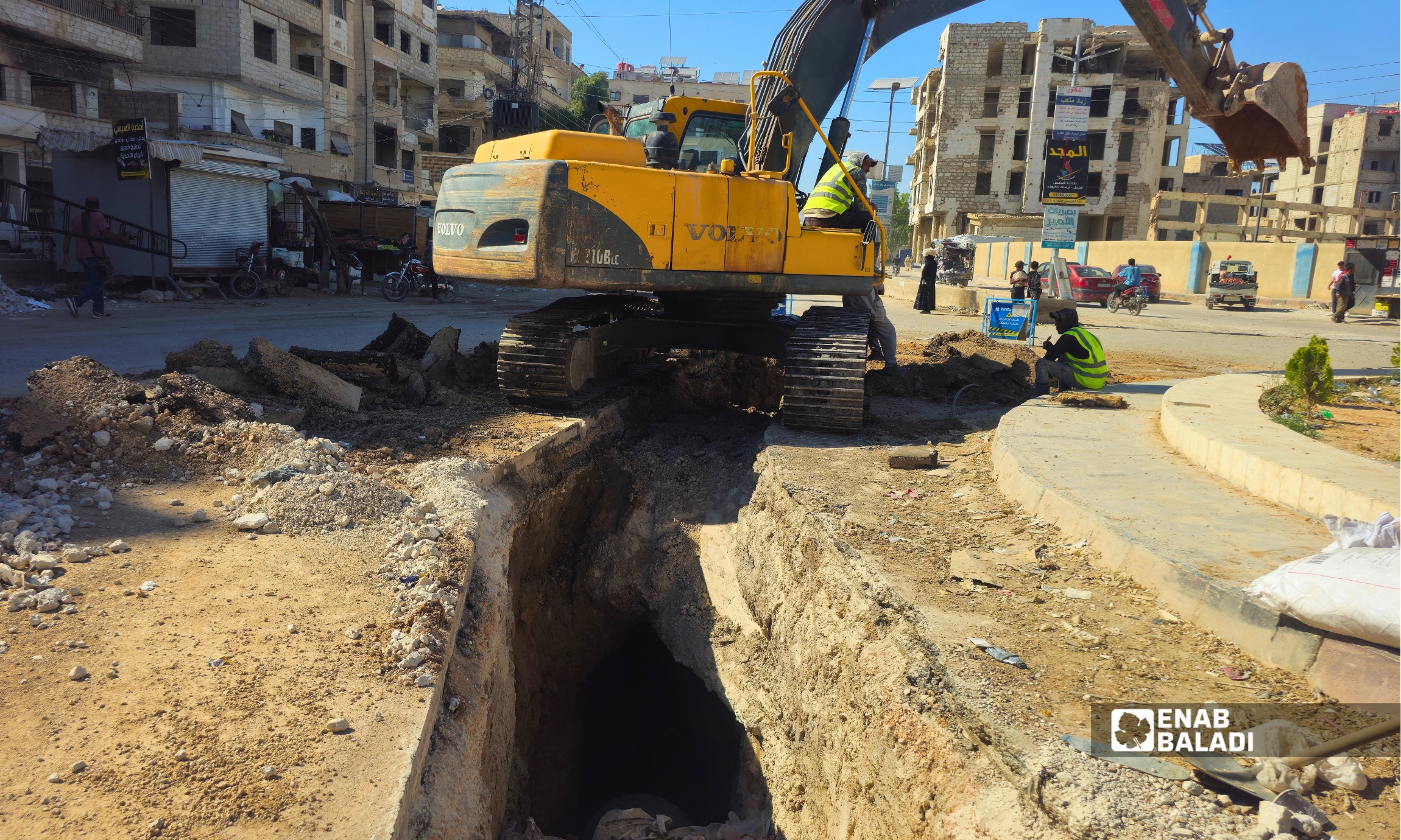 أعمال حفر لاستكمال الخط الرئيسي للصرف الصحي في شارع الوحدة بمدينة داريا، ضمن المرحلة التي تنفذها بلدية داريا