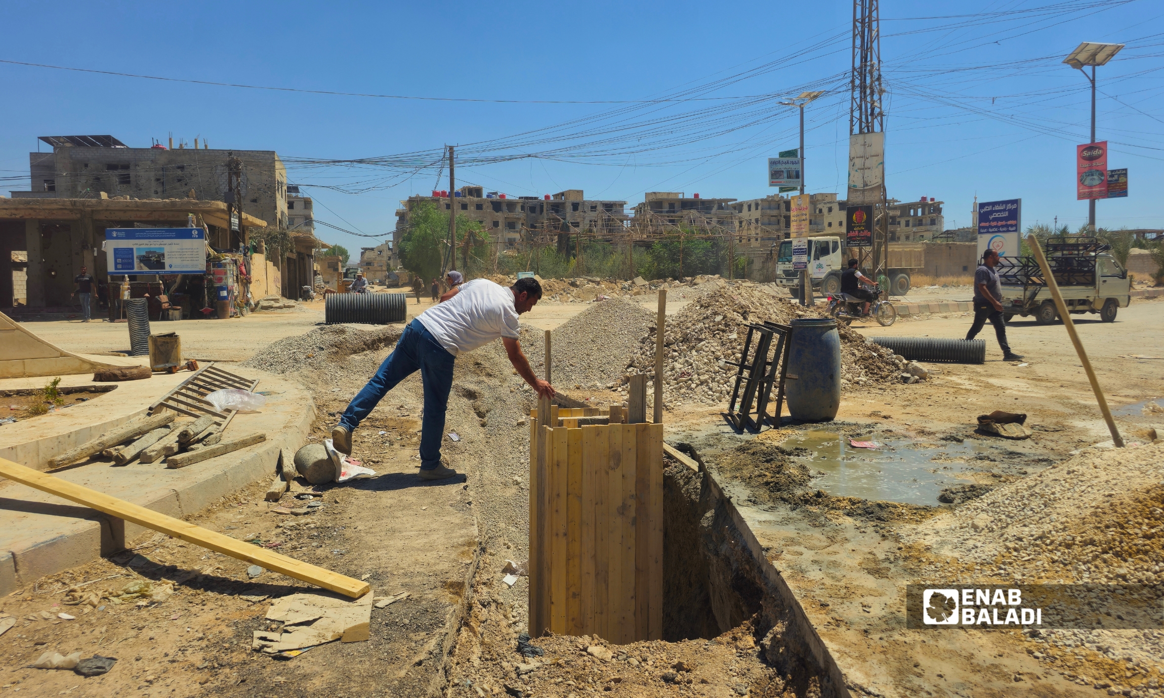 أعمال حفر لاستكمال الخط الرئيسي للصرف الصحي في شارع الوحدة بمدينة داريا، ضمن المرحلة التي تنفذها بلدية داريا