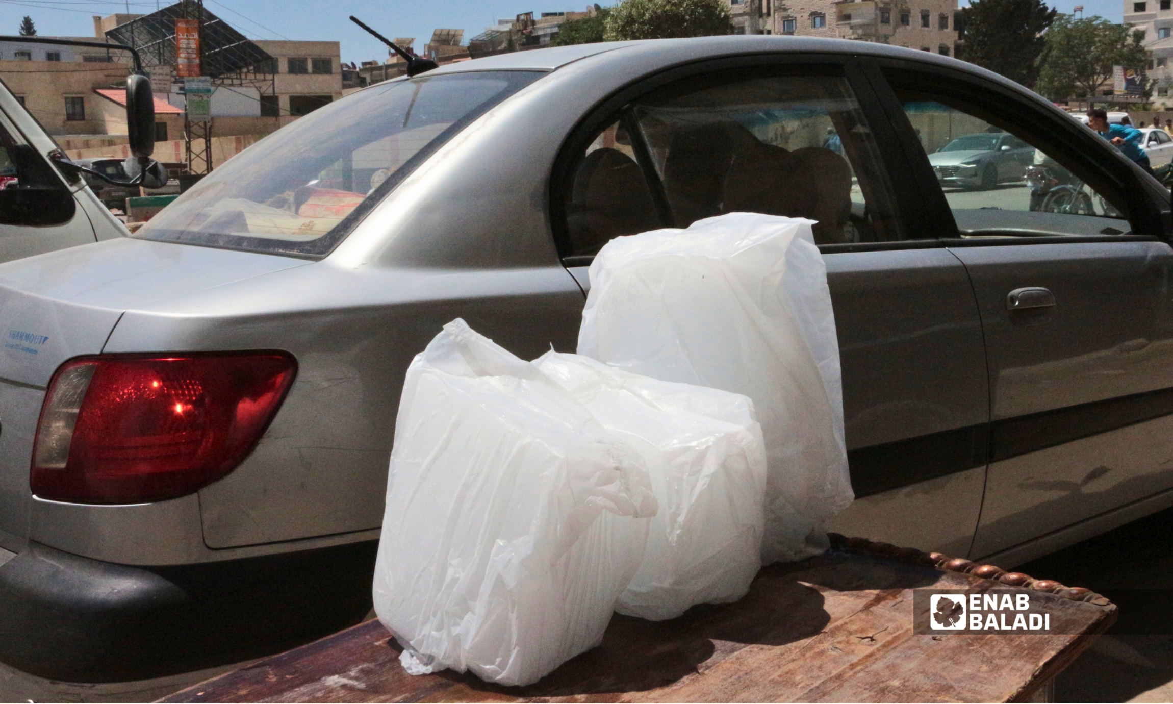 قطع ثلج معروضة للبيع في أحد شوارع داريا