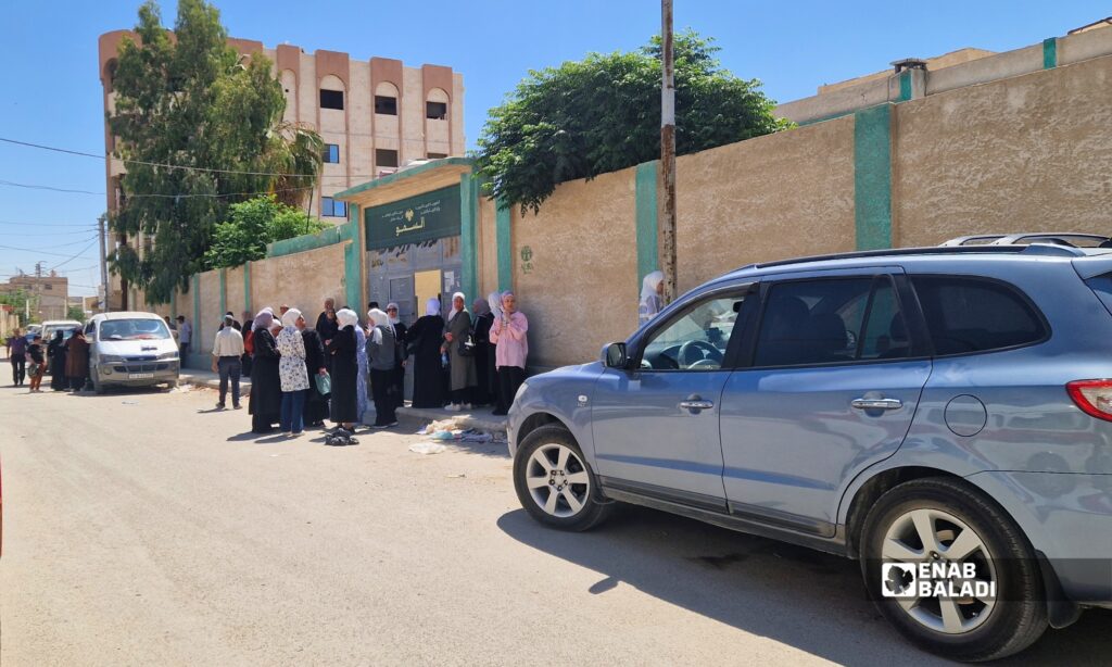 تجمع طلاب أمام مركز امتحاني في داريا عقب انتهاء أول امتحانات البكالوريا