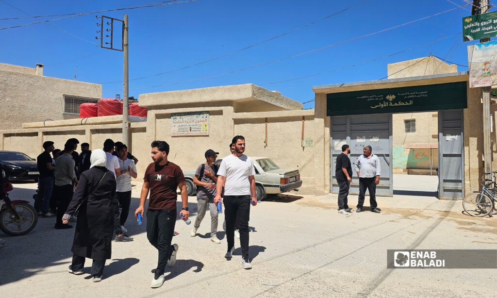 تجمع طلاب أمام مركز امتحاني في داريا عقب انتهاء أول امتحانات البكالوريا