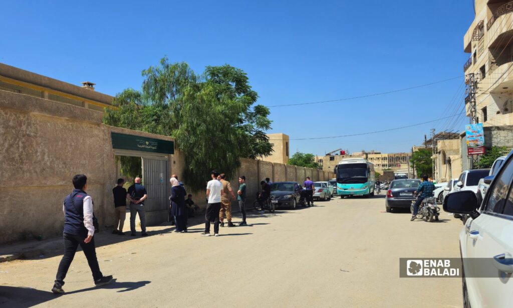 أجواء هادئة وتنظيم جيد.. طلاب التاسع في داريا يبدؤون امتحاناتهم بمادة العلوم 15 طلاب أمام مدخل ثانوية داريا بعد انتهاء امتحان مادة العلوم العامة في أول أيام امتحانات شهادة التعليم الأساسي