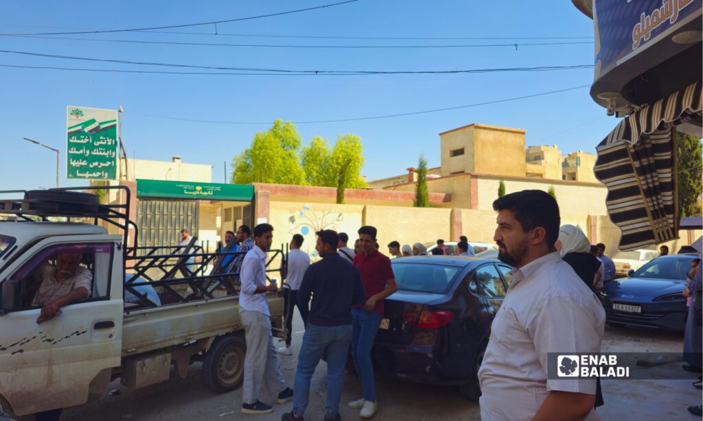 أجواء هادئة وتنظيم جيد.. طلاب التاسع في داريا يبدؤون امتحاناتهم بمادة العلوم 14 طلاب أمام مدخل ثانوية داريا بعد انتهاء امتحان مادة العلوم العامة في أول أيام امتحانات شهادة التعليم الأساسي
