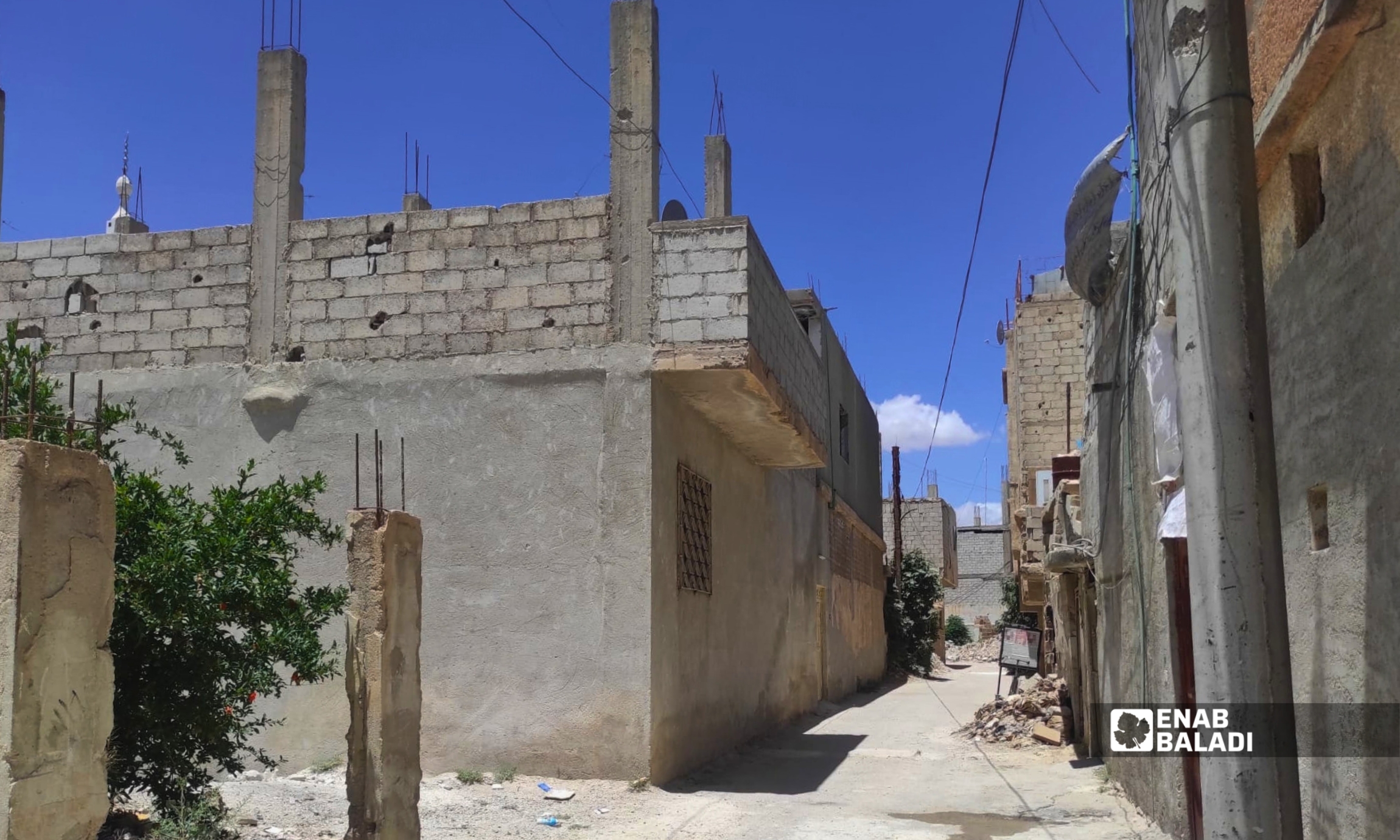 شارع قرب جامع مصعب بن عمير في داريا، حيث يعيش السكان خارج شبكة الكهرباء منذ نحو خمس سنوات
