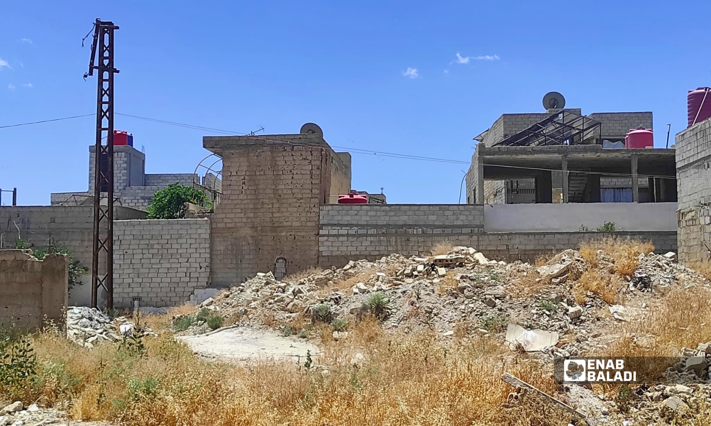 شارع قرب جامع مصعب بن عمير في داريا، حيث يعيش السكان خارج شبكة الكهرباء منذ نحو خمس سنوات