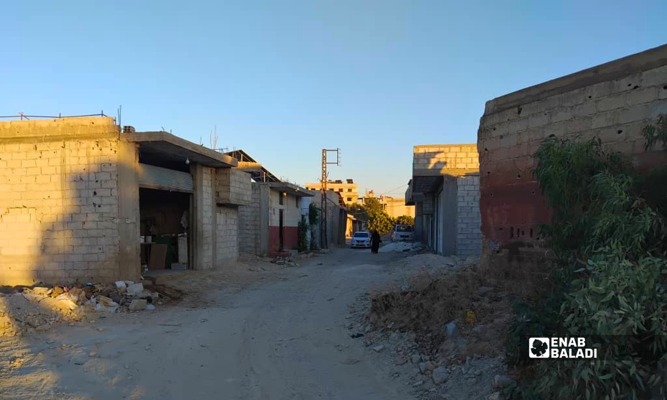 أعمدة كهرباء من دون شبكة في مدخل طريق المعامل في داريا