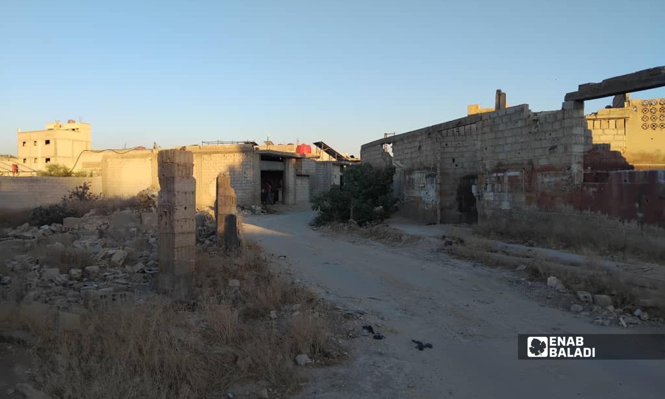 أعمدة كهرباء من دون شبكة في مدخل طريق المعامل في داريا
