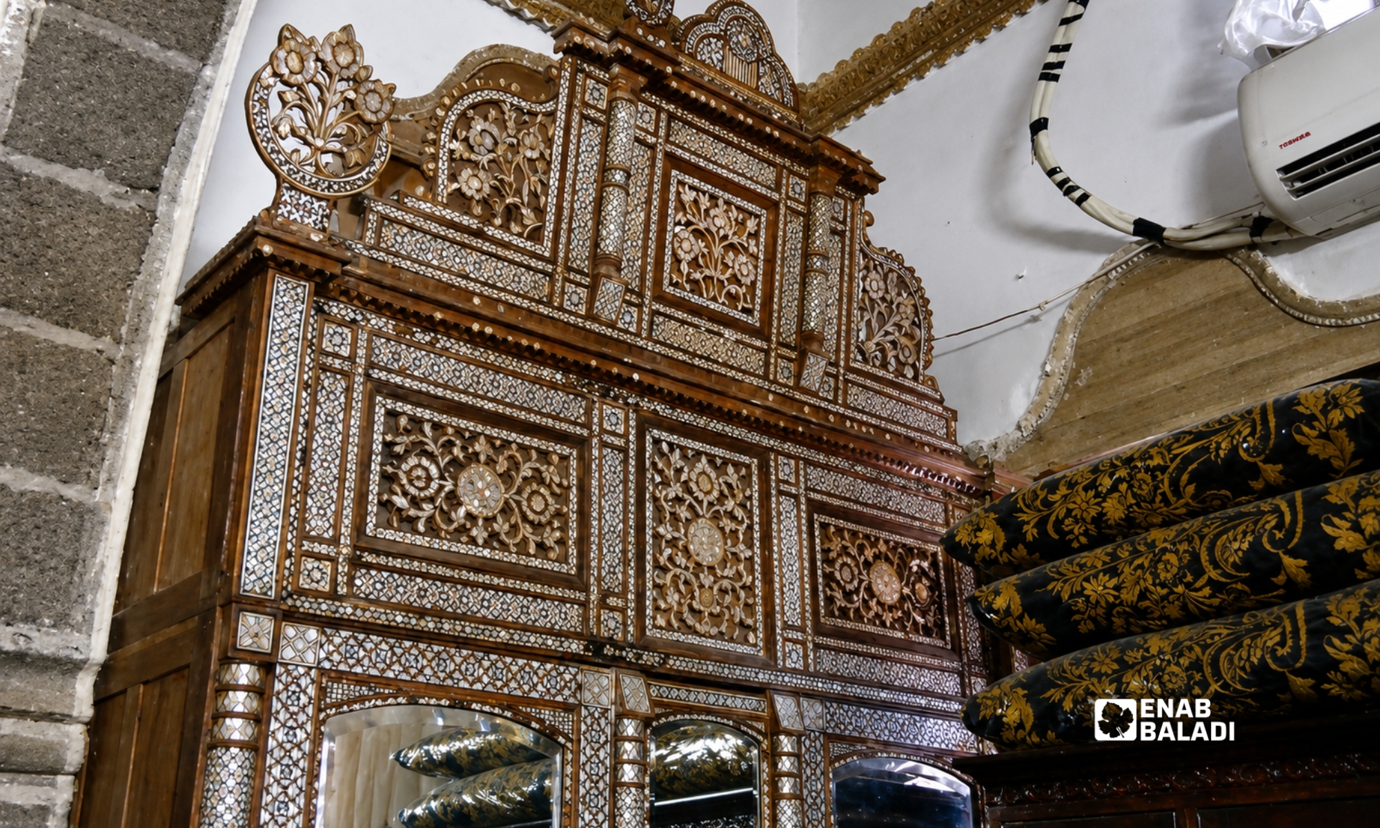 البيت الداراني القديم.. ذاكرة مدينة في الطين والخشب والحجر 14 خزانة خشبية مزخرفة ومطعمة بالصدف في بيت قديم يعود لعائلة خشيني في داريا القبلية، وتعد من قطع الأثاث التي كانت تزين غرف الضيوف وغرف النوم في البيوت الدارانية التقليدية، وتعكس مهارة الحرفيين في أعمال الحفر والتطعيم الخشبي - 2012 (عنب بلدي - جواد شربجي).