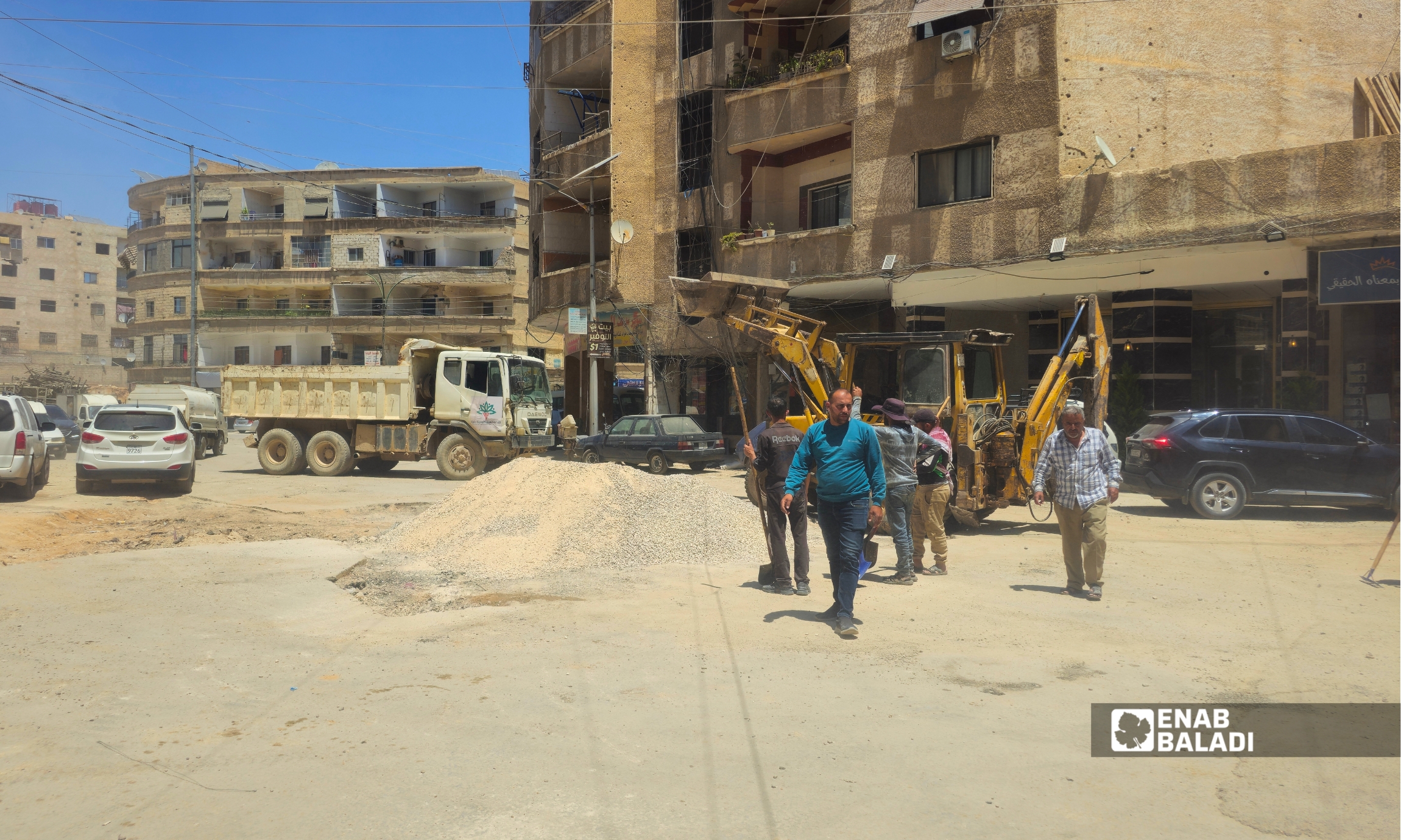 أعمال ترقيع الحفر في أحد شوارع داريا ضمن مشروع صيانة الطرق الذي تنفذه البلدية بدعم من المجتمع المحلي