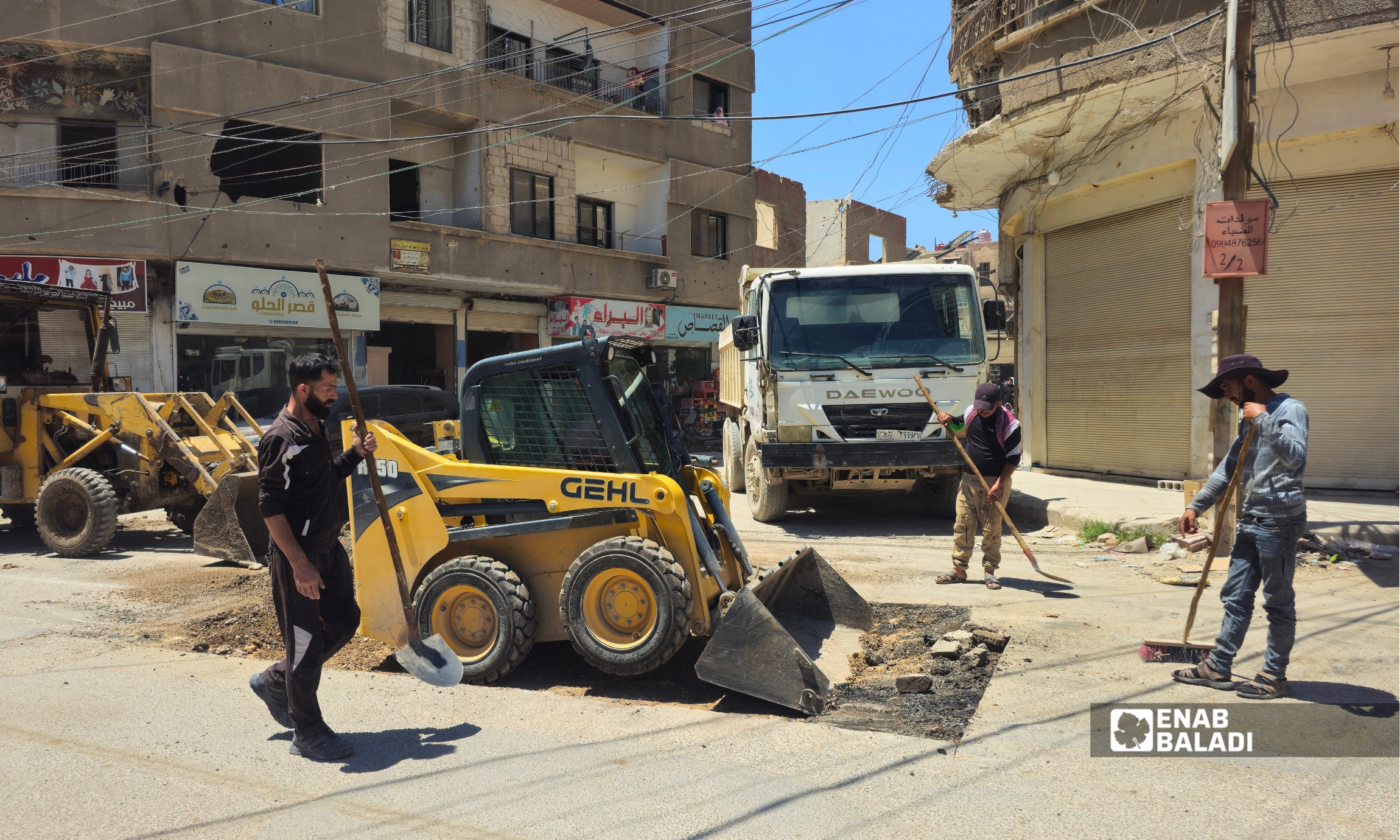 أعمال ترقيع الحفر في أحد شوارع داريا ضمن مشروع صيانة الطرق الذي تنفذه البلدية بدعم من المجتمع المحلي