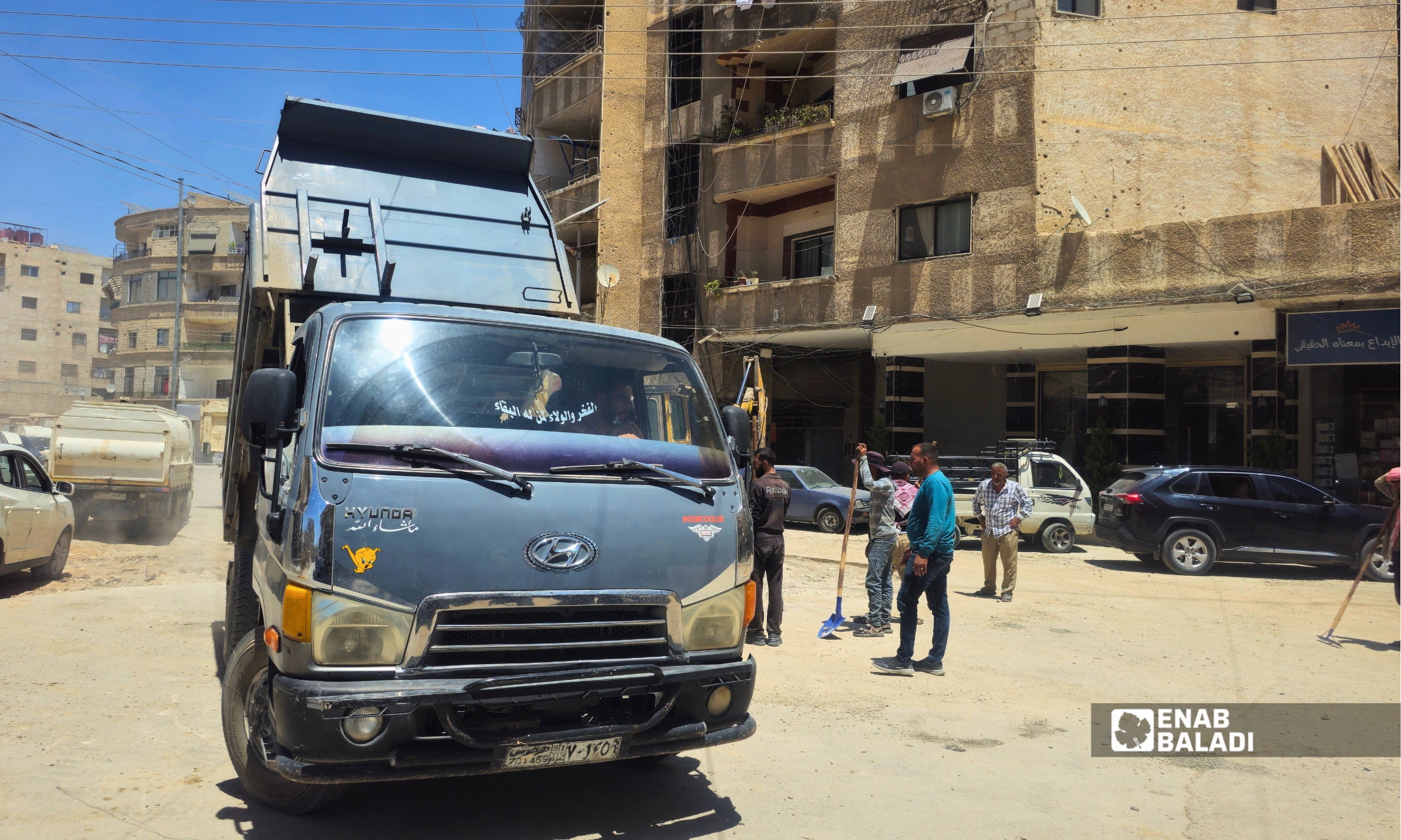 أعمال ترقيع الحفر في أحد شوارع داريا ضمن مشروع صيانة الطرق الذي تنفذه البلدية بدعم من المجتمع المحلي