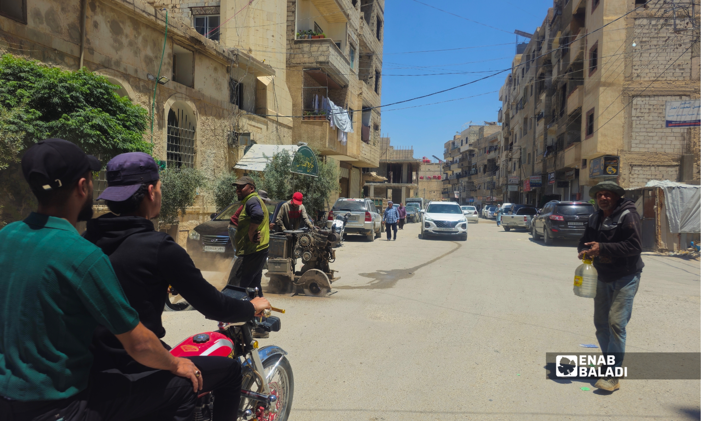 أعمال ترقيع الحفر في أحد شوارع داريا ضمن مشروع صيانة الطرق الذي تنفذه البلدية بدعم من المجتمع المحلي