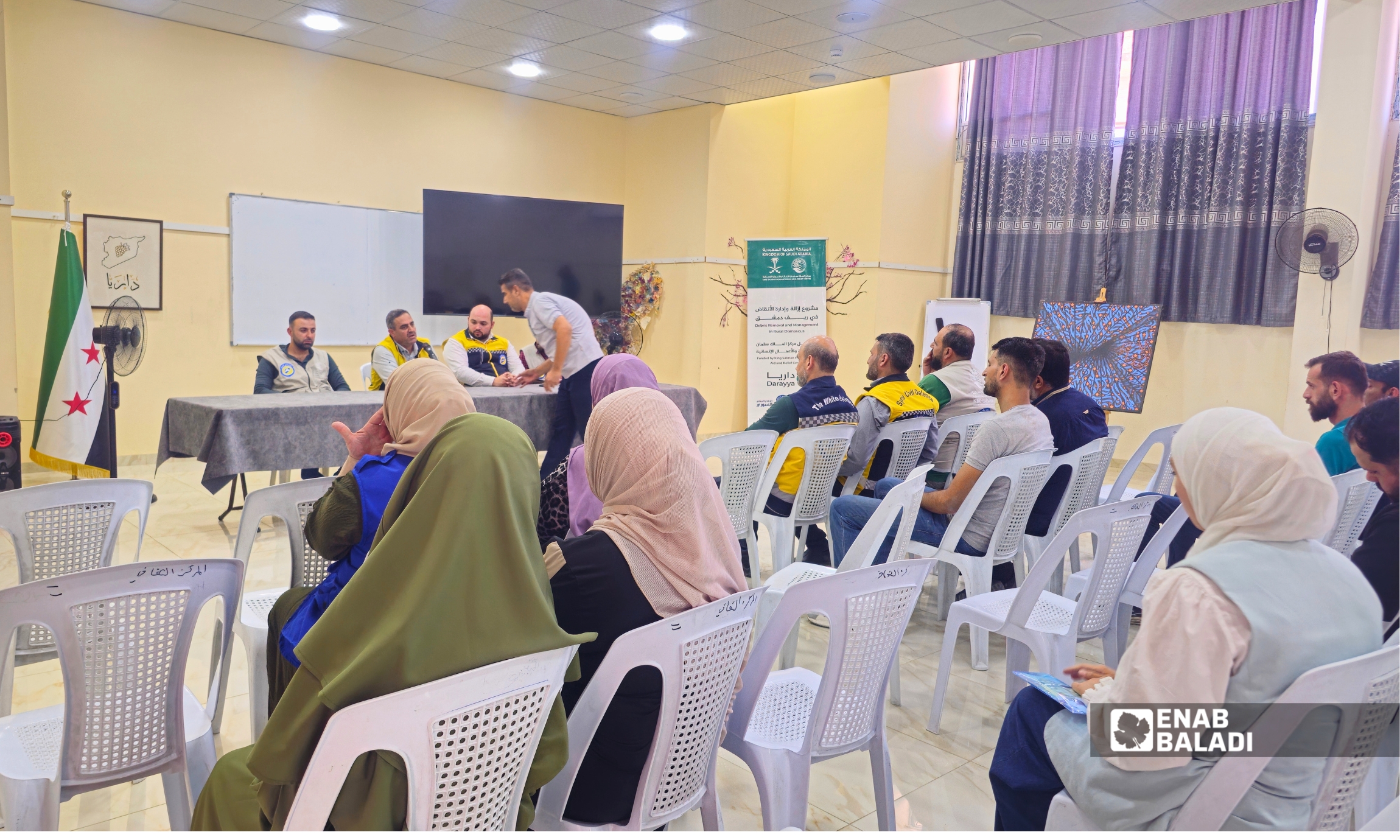 مبادرات تنطلق من المجتمع من جهتها، قالت مسؤولة برنامج التماسك المجتمعي والمبادرات المجتمعية في منظمة الهجرة الدولية IOM، لبابة عبدالله بكيرة، أن مشاركتها في الجلسة جاءت أيضًا لطرح تساؤلات حول ما إذا كان مشروع إزالة الأنقاض يشمل معالجة الأنفاق الموجودة أسفل بعض الأبنية في مناطق من ريف دمشق، والتي ما تزال تشكل خطرًا على السكان، خصوصًا أن ردمها يحتاج إلى أعمال هندسية مكلفة. أظهرت جلسة الحوار أن الاهتمام المجتمعي لا يقتصر على تفاصيل إزالة الأنقاض، بل يمتد إلى مستقبل إعادة الإعمار، وإدارة الملكيات، والسلامة العامة، وربط المشاريع الخدمية بعضها ببعض. وفي المقابل، كشفت الجلسة أيضًا تحديًا آخر يتمثل في ضعف مشاركة السكان في اللقاءات العامة، رغم أن الجهات المنظمة ترى في هذه الحوارات فرصة لإدخال ملاحظات المجتمع المحلي إلى المشاريع قبل اكتمال تنفيذها، بما يجعلها أكثر استجابة لاحتياجات المدينة الفعلية.