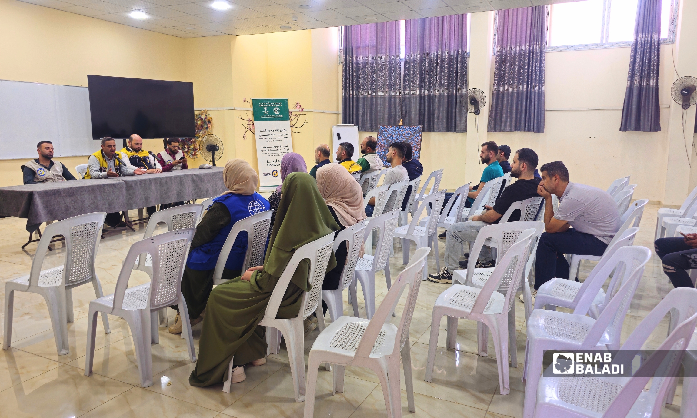 مبادرات تنطلق من المجتمع من جهتها، قالت مسؤولة برنامج التماسك المجتمعي والمبادرات المجتمعية في منظمة الهجرة الدولية IOM، لبابة عبدالله بكيرة، أن مشاركتها في الجلسة جاءت أيضًا لطرح تساؤلات حول ما إذا كان مشروع إزالة الأنقاض يشمل معالجة الأنفاق الموجودة أسفل بعض الأبنية في مناطق من ريف دمشق، والتي ما تزال تشكل خطرًا على السكان، خصوصًا أن ردمها يحتاج إلى أعمال هندسية مكلفة. أظهرت جلسة الحوار أن الاهتمام المجتمعي لا يقتصر على تفاصيل إزالة الأنقاض، بل يمتد إلى مستقبل إعادة الإعمار، وإدارة الملكيات، والسلامة العامة، وربط المشاريع الخدمية بعضها ببعض. وفي المقابل، كشفت الجلسة أيضًا تحديًا آخر يتمثل في ضعف مشاركة السكان في اللقاءات العامة، رغم أن الجهات المنظمة ترى في هذه الحوارات فرصة لإدخال ملاحظات المجتمع المحلي إلى المشاريع قبل اكتمال تنفيذها، بما يجعلها أكثر استجابة لاحتياجات المدينة الفعلية.