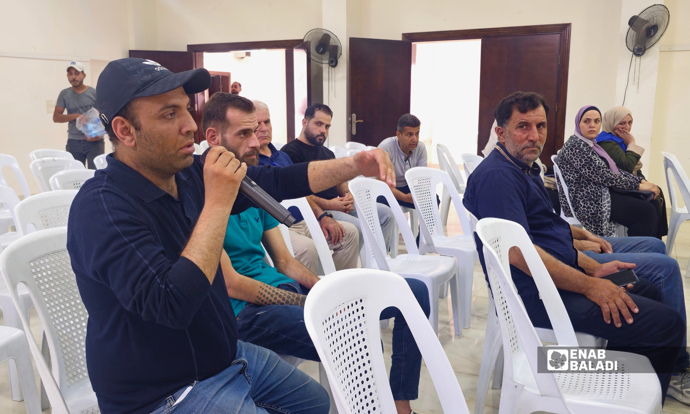 مبادرات تنطلق من المجتمع من جهتها، قالت مسؤولة برنامج التماسك المجتمعي والمبادرات المجتمعية في منظمة الهجرة الدولية IOM، لبابة عبدالله بكيرة، أن مشاركتها في الجلسة جاءت أيضًا لطرح تساؤلات حول ما إذا كان مشروع إزالة الأنقاض يشمل معالجة الأنفاق الموجودة أسفل بعض الأبنية في مناطق من ريف دمشق، والتي ما تزال تشكل خطرًا على السكان، خصوصًا أن ردمها يحتاج إلى أعمال هندسية مكلفة. أظهرت جلسة الحوار أن الاهتمام المجتمعي لا يقتصر على تفاصيل إزالة الأنقاض، بل يمتد إلى مستقبل إعادة الإعمار، وإدارة الملكيات، والسلامة العامة، وربط المشاريع الخدمية بعضها ببعض. وفي المقابل، كشفت الجلسة أيضًا تحديًا آخر يتمثل في ضعف مشاركة السكان في اللقاءات العامة، رغم أن الجهات المنظمة ترى في هذه الحوارات فرصة لإدخال ملاحظات المجتمع المحلي إلى المشاريع قبل اكتمال تنفيذها، بما يجعلها أكثر استجابة لاحتياجات المدينة الفعلية.